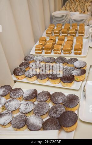 Catering. Essen außerhalb der Anlage. Buffettisch mit verschiedenen Häppchen, Sandwiches, Hamburgern und Snacks Stockfoto