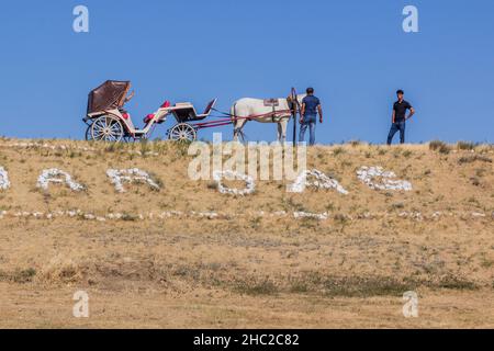 YANAR DAG, ASERBAIDSCHAN - 19. JUNI 2018: Pferdekutsche in Yanar Dag, brennender Berg, kontinuierlicher Erdgasbrand in Aserbaidschan. Stockfoto