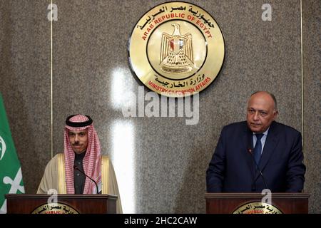 (211216) -- KAIRO, 16. Dezember 2021 (Xinhua) -- der ägyptische Außenminister Sameh Shoukry (R) und der Saudi-arabische Außenminister Prinz Faisal bin Farhan Al Saud nehmen nach ihrem Treffen am 16. Dezember 2021 in Kairo, Ägypten, an einer gemeinsamen Pressekonferenz Teil. Der ägyptische Außenminister Sameh Shoukry und sein Saudi-arabischer Amtskollege Prinz Faisal bin Farhan Al Saud haben am Donnerstag vereinbart, die Zusammenarbeit bei der Aufrechterhaltung der regionalen Sicherheit und Stabilität zu stärken. (Str/Xinhua) Stockfoto