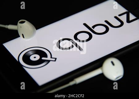 Rheinbach, 4. Mai 2021, Nahaufnahme des „Qobuz“-Logos auf dem Bildschirm eines Smartphones mit Kopfhörern Stockfoto