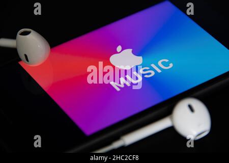 Rheinbach, Deutschland 4. Mai 2021, Nahaufnahme des 'Apple Music'-Logos auf dem Bildschirm eines Smartphones mit Kopfhörern Stockfoto