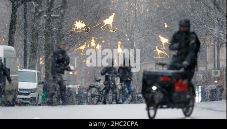 Hamburg, Deutschland. 23rd Dez 2021. Am Nachmittag driftet leichter Schnee in der Innenstadt an der Mönckebergstraße. Quelle: Markus Scholz/dpa/Alamy Live News Stockfoto