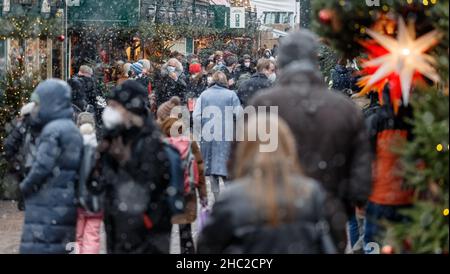 Hamburg, Deutschland. 23rd Dez 2021. Zum letzten Mal ist der Weihnachtsmarkt am Rathausmarkt gut besucht. Sie schließt heute, wie alle anderen im Stadtzentrum, früher als geplant aufgrund der Korona. Quelle: Markus Scholz/dpa - ACHTUNG: Nur im Vollformat verwenden/dpa/Alamy Live News Stockfoto