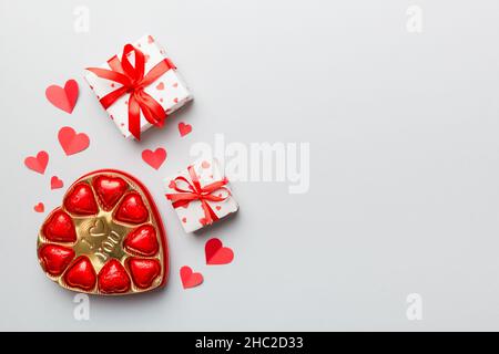 Köstliche Schokoladenpralinen in der Schachtel zum Valentinstag. Herzförmig mit Geschenkschachtel mit Pralinen Draufsicht mit Kopierraum. Stockfoto