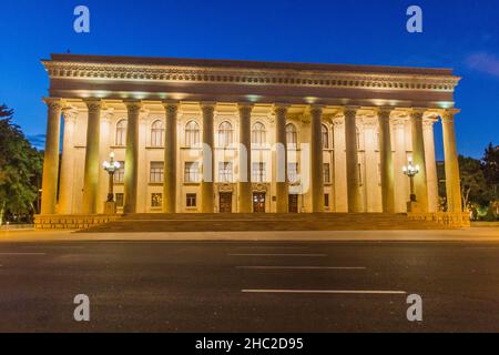 BAKU, ASERBAIDSCHAN - 19. JUNI 2018: Nachtansicht des Museumszentrums in Baku, Aserbaidschan Stockfoto