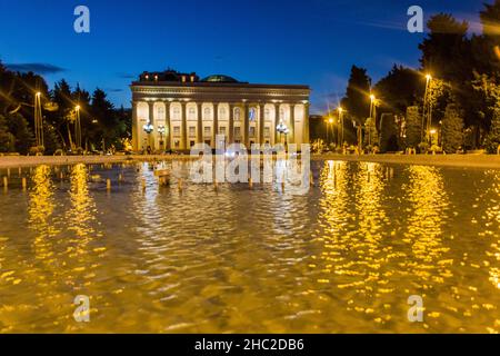 BAKU, ASERBAIDSCHAN - 19. JUNI 2018: Nachtansicht des Museumszentrums in Baku, Aserbaidschan Stockfoto