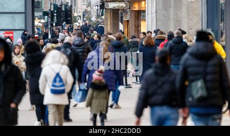 Hamburg, Deutschland. 23rd Dez 2021. Passanten laufen am Tag vor Weihnachten mit Einkaufstaschen durch die Innenstadt. Quelle: Markus Scholz/dpa - ACHTUNG: Nur im Vollformat verwenden/dpa/Alamy Live News Stockfoto