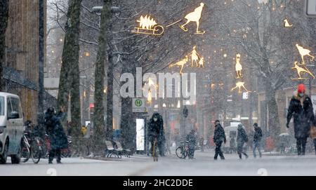 Hamburg, Deutschland. 23rd Dez 2021. Am Nachmittag driftet leichter Schnee in der Innenstadt an der Mönckebergstraße. Quelle: Markus Scholz/dpa/Alamy Live News Stockfoto