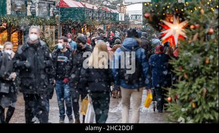 Hamburg, Deutschland. 23rd Dez 2021. Zum letzten Mal ist der Weihnachtsmarkt am Rathausmarkt gut besucht. Sie schließt heute, wie alle anderen im Stadtzentrum, früher als geplant aufgrund der Korona. Quelle: Markus Scholz/dpa/Alamy Live News Stockfoto