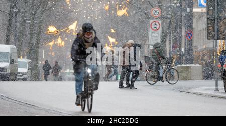 Hamburg, Deutschland. 23rd Dez 2021. Am Nachmittag driftet leichter Schnee in der Innenstadt an der Mönckebergstraße. Quelle: Markus Scholz/dpa/Alamy Live News Stockfoto