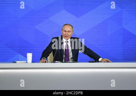 Moskau, Russland. 23rd Dez 2021. Der russische Präsident Wladimir Putin spricht auf seiner jährlichen Pressekonferenz am 23. Dezember 2021 in Moskau, Russland. Quelle: Evgeny Sinitsyn/Xinhua/Alamy Live News Stockfoto