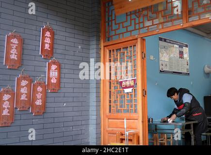 (211223) -- ZHENGZHOU, 23. Dezember 2021 (Xinhua) -- Eine Dorfbewohnerin säubert in ihrem Restaurant im Tourismusgebiet des Fuxi-Gebirges in der Stadt Xinmi, der zentralchinesischen Provinz Henan, am 22. Dezember 2021. In den letzten Jahren hat das Fuxi-Gebirge in Xinmi die Vorteile der natürlichen Ressourcen und der lokalen Kultur genutzt, um den Tourismus zu fördern. Durch die Teilnahme am Bau landschaftlich reizvoller Orte und die Schaffung von Arbeitsplätzen in diesen Orten hat es mehr als 20.000 Menschen vor Ort geholfen, ihr Einkommen zu steigern und die regionale Wirtschaftsentwicklung zu fördern. (Xinhua/Li An) Stockfoto