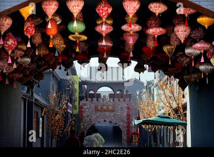 (211223) -- ZHENGZHOU, 23. Dezember 2021 (Xinhua) -- Touristen besuchen das Tourismusgebiet des Fuxi Gebirges in der Stadt Xinmi, der zentralchinesischen Provinz Henan, 22. Dezember 2021. In den letzten Jahren hat das Fuxi-Gebirge in Xinmi die Vorteile der natürlichen Ressourcen und der lokalen Kultur genutzt, um den Tourismus zu fördern. Durch die Teilnahme am Bau landschaftlich reizvoller Orte und die Schaffung von Arbeitsplätzen in diesen Orten hat es mehr als 20.000 Menschen vor Ort geholfen, ihr Einkommen zu steigern und die regionale Wirtschaftsentwicklung zu fördern. (Xinhua/Li Jianan) Stockfoto