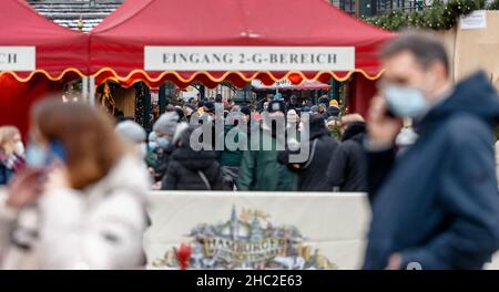 Hamburg, Deutschland. 23rd Dez 2021. Zum letzten Mal ist der Weihnachtsmarkt am Rathausmarkt gut besucht. Sie schließt heute, wie alle anderen im Stadtzentrum, früher als geplant aufgrund der Korona. Quelle: Markus Scholz/dpa - ACHTUNG: Nur im Vollformat verwenden/dpa/Alamy Live News Stockfoto