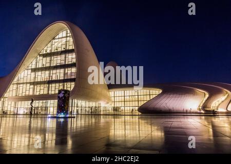 BAKU, ASERBAIDSCHAN - 21. JUNI 2018: Nachtansicht des Heydar Aliyev Kulturzentrums in Baku, Aserbaidschan Stockfoto