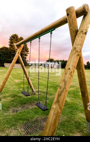 Spielplatz Schaukeln, Spielplatz, Holzgesänge, Kinderspielplatz, Kinderspielplatz, Schaukel, Schaukeln, Spielplatz, Schaukel, Schaukel, Schaukel, Stockfoto