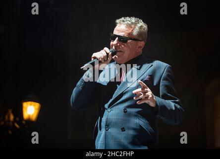 Suggs Madness im Konzert in der M&S Arena Liverpool Dezember 2021 Stockfoto