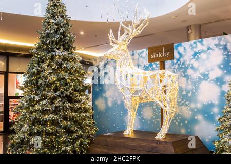 Zürich, Schweiz - November 20. 2020: Weihnachtsdekoration im Einkaufszentrum Sihlcity. Es ist eines der größten Luxus-Einkaufszentren in der FIN Stockfoto