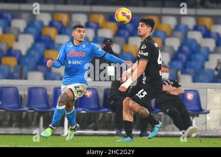 Giovanni Di Lorenzo (SSC. Napoli ) e Nikolaou Dimitrios ( Spezia Calcio ) Wettbewerb um den Ball die Serie A zwischen SSC Napoli und Spezia Calcio im Stadio Diego Armando Maradona:Endergebnis gewinnt die Spezia 0-1 (Foto von Agostino Gemito/Pacific Press/Sipa USA) Stockfoto