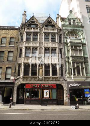 Statue der Königin der Schotten über Pret A Manger in der Fleet Street, London, England, Großbritannien Stockfoto