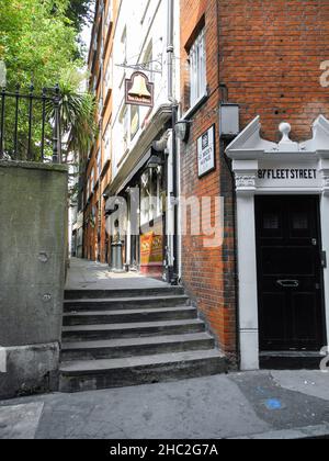 Der hintere Eingang zum Old Bell Public House und eine leere und menschenleere St. Brides Avenue, abseits der Fleet Street, London, EC4, Großbritannien Stockfoto