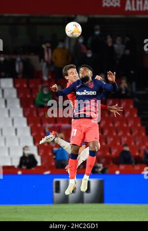 Granada, Spanien. 22nd Dez 2021. Thomas Lemar von Atco Madrid springt mit Luis Milla von Granada CF beim Liga-Spiel zwischen Granada CF und Atco Madrid am 22. Dezember 2021 im Nuevo Los Carmenes Stadion in Granada, Spanien, um den Ball. (Foto: José M Baldomero/Pacific Press/Sipa USA) Quelle: SIPA USA/Alamy Live News Stockfoto