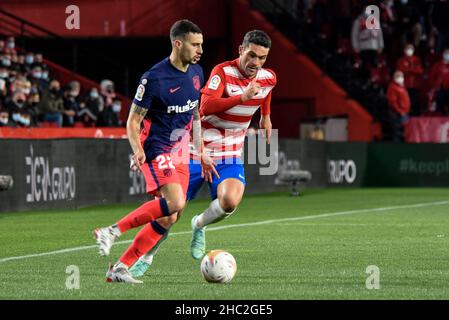 Granada, Spanien. 22nd Dez 2021. Mario Hermoso von Atco Madrid fährt den Ball gegen Jorge Molina von Granada CF während des Liga-Spiels zwischen Granada CF und Atco Madrid am 22. Dezember 2021 im Nuevo Los Carmenes Stadion in Granada, Spanien. (Foto: José M Baldomero/Pacific Press/Sipa USA) Quelle: SIPA USA/Alamy Live News Stockfoto