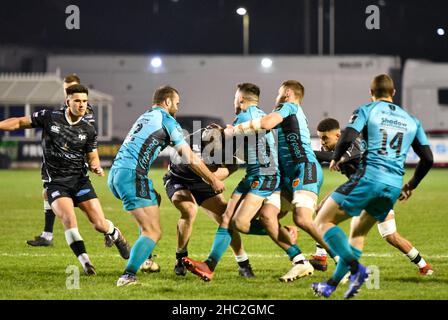 Bridgend, Wales. 6. März 2021. Kieran Williams von Ospreys wird von Sam Davies von Dragons während des Guinness PRO14-Spiels zwischen Ospreys und Dragons am 6. März 2021 im Brewery Field in Bridgend, Wales, Großbritannien, angegangen. Sportstadien in ganz Großbritannien unterliegen aufgrund der Coronavirus-Pandemie weiterhin strengen Beschränkungen, da staatliche Gesetze zur sozialen Distanzierung Fans innerhalb von Veranstaltungsorten verbieten, was dazu führt, dass Spiele hinter verschlossenen Türen gespielt werden. Quelle: Duncan Thomas/Majestic Media/Alamy Live News. Stockfoto