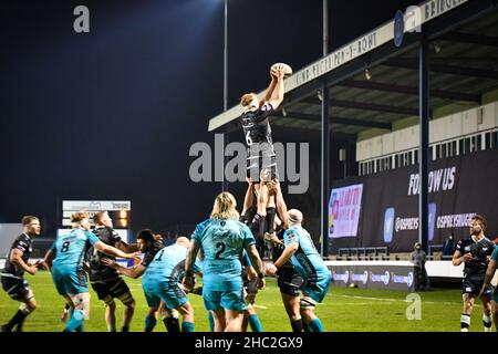 Bridgend, Wales. 6. März 2021. Will Griffiths von Ospreys behauptet die Linie während des Guinness PRO14-Spiels zwischen Ospreys und Dragons am 6. März 2021 im Brewery Field in Bridgend, Wales, Großbritannien. Sportstadien in ganz Großbritannien unterliegen aufgrund der Coronavirus-Pandemie weiterhin strengen Beschränkungen, da staatliche Gesetze zur sozialen Distanzierung Fans innerhalb von Veranstaltungsorten verbieten, was dazu führt, dass Spiele hinter verschlossenen Türen gespielt werden. Quelle: Duncan Thomas/Majestic Media/Alamy Live News. Stockfoto