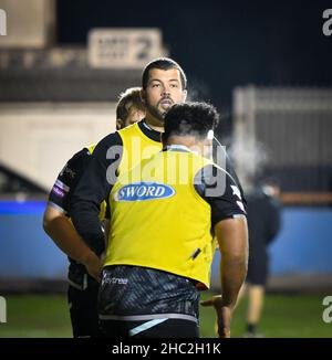 Bridgend, Wales. 6. März 2021. Gareth Evans von Ospreys erwärmt sich während des Guinness PRO14-Spiels zwischen Ospreys und Dragons am 6. März 2021 im Brewery Field in Bridgend, Wales, Großbritannien. Sportstadien in ganz Großbritannien unterliegen aufgrund der Coronavirus-Pandemie weiterhin strengen Beschränkungen, da staatliche Gesetze zur sozialen Distanzierung Fans innerhalb von Veranstaltungsorten verbieten, was dazu führt, dass Spiele hinter verschlossenen Türen gespielt werden. Quelle: Duncan Thomas/Majestic Media/Alamy Live News. Stockfoto