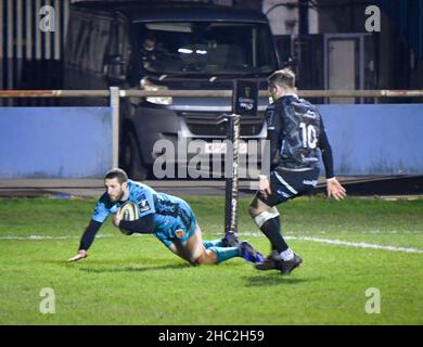 Bridgend, Wales. 6. März 2021. Jonah Holmes of Dragons kann es beim Guinness PRO14-Spiel zwischen Ospreys und Dragons am 6. März 2021 im Brewery Field in Bridgend, Wales, Großbritannien, versuchen. Sportstadien in ganz Großbritannien unterliegen aufgrund der Coronavirus-Pandemie weiterhin strengen Beschränkungen, da staatliche Gesetze zur sozialen Distanzierung Fans innerhalb von Veranstaltungsorten verbieten, was dazu führt, dass Spiele hinter verschlossenen Türen gespielt werden. Quelle: Duncan Thomas/Majestic Media/Alamy Live News. Stockfoto