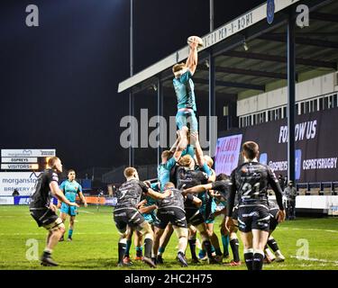 Bridgend, Wales. 6. März 2021. Aaron Wainright von Dragons behauptet die Linie während des Guinness PRO14-Spiels zwischen Ospreys und Dragons am 6. März 2021 im Brewery Field in Bridgend, Wales, Großbritannien. Sportstadien in ganz Großbritannien unterliegen aufgrund der Coronavirus-Pandemie weiterhin strengen Beschränkungen, da staatliche Gesetze zur sozialen Distanzierung Fans innerhalb von Veranstaltungsorten verbieten, was dazu führt, dass Spiele hinter verschlossenen Türen gespielt werden. Quelle: Duncan Thomas/Majestic Media/Alamy Live News. Stockfoto