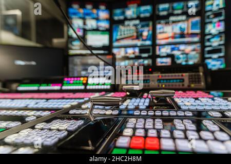 Ein Live-Fernsehkontrollraum in London. Stockfoto