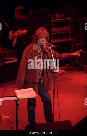 Roger Taylor bei einem Konzert im Shepherds Bush Empire in London. Bob Geldof begleitete ihn für ein paar Songs auf der Bühne. 15th. Oktober 1998. Stockfoto