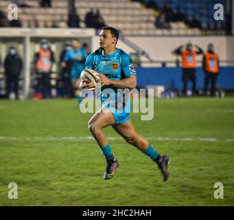 Bridgend, Wales. 6. März 2021. Ashton Hewitt von Dragons versucht es am 6. März 2021 beim Guinness PRO14-Spiel zwischen Ospreys und Dragons im Brewery Field in Bridgend, Wales, Großbritannien. Sportstadien in ganz Großbritannien unterliegen aufgrund der Coronavirus-Pandemie weiterhin strengen Beschränkungen, da staatliche Gesetze zur sozialen Distanzierung Fans innerhalb von Veranstaltungsorten verbieten, was dazu führt, dass Spiele hinter verschlossenen Türen gespielt werden. Quelle: Duncan Thomas/Majestic Media/Alamy Live News. Stockfoto