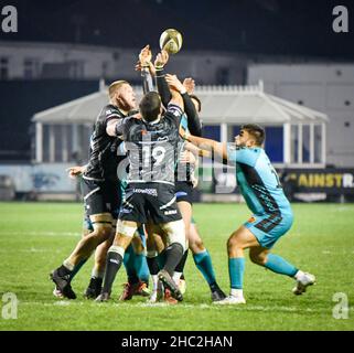 Bridgend, Wales. 6. März 2021. Die Spieler kämpfen am 6. März 2021 beim Guinness PRO14-Spiel zwischen Ospreys und Dragons auf dem Brewery Field in Bridgend, Wales, Großbritannien, um den Ball. Sportstadien in ganz Großbritannien unterliegen aufgrund der Coronavirus-Pandemie weiterhin strengen Beschränkungen, da staatliche Gesetze zur sozialen Distanzierung Fans innerhalb von Veranstaltungsorten verbieten, was dazu führt, dass Spiele hinter verschlossenen Türen gespielt werden. Quelle: Duncan Thomas/Majestic Media/Alamy Live News. Stockfoto