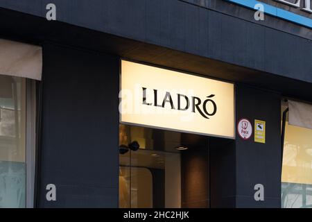 VALENCIA, SPANIEN - 15. DEZEMBER 2021: Lladro ist ein spanisches Unternehmen, das dekorative Skulpturen und Porzellanfiguren herstellt Stockfoto
