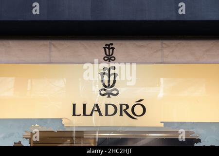 VALENCIA, SPANIEN - 15. DEZEMBER 2021: Lladro ist ein spanisches Unternehmen, das dekorative Skulpturen und Porzellanfiguren herstellt Stockfoto