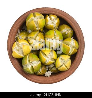 Kalk-Gurken in einem Topf, Kalk-Konservierungsprozess mit Salz, Nahaufnahme von oben, isoliert auf Weiß Stockfoto