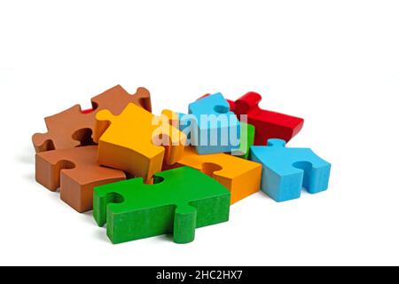 Bunte Holz-Puzzleteile vor weißem Hintergrund Stockfoto