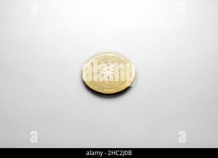 Eine einzelne goldene Cardano-Münze, fotografiert auf weißem Hintergrund, als Produkt-Shooting Stockfoto