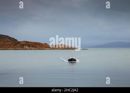 Im Jura-Stil, Hüttenboot in Loch na Lathaich in der Nähe von Bunessan auf dem Ross of Mull. Stockfoto