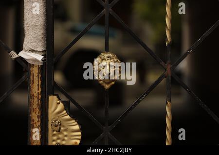 Schöne schmiedeeiserne Tore, der Kopf eines Löwen Stockfoto