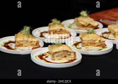 Francesinha, traditionelles portugiesisches Sandwich, ursprünglich aus Porto. Konzept der nationalen Küche. Der Küchenchef bereitet ein Gericht im Restaurant zu Stockfoto