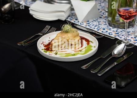 Francesinha, traditionelles portugiesisches Sandwich, ursprünglich aus Porto. Serviert in einem Restaurant Stockfoto