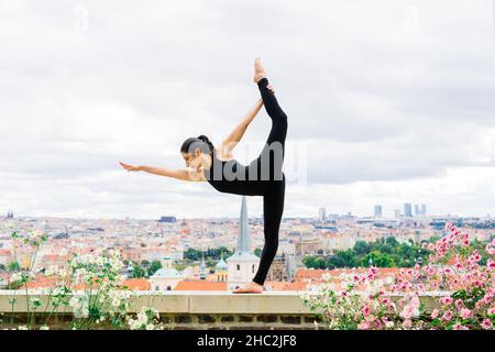 Reife asiatische Frau tut Yoga-Training in einem Park. Konzept des Lebensstils Fitness und gesund. Stockfoto