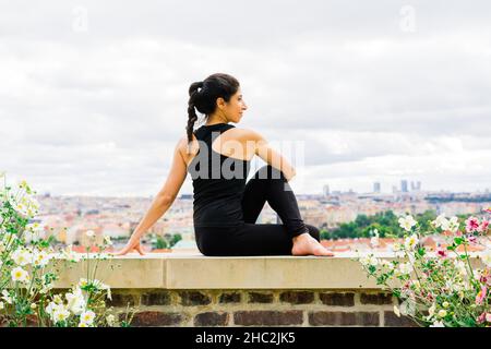 Reife asiatische Frau tut Yoga-Training in einem Park. Konzept des Lebensstils Fitness und gesund. Stockfoto