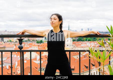 Reife asiatische Frau tut Yoga-Training in einem Park. Konzept des Lebensstils Fitness und gesund. Stockfoto
