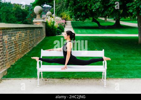 Reife asiatische Frau tut Yoga-Training in einem Park. Konzept des Lebensstils Fitness und gesund. Stockfoto