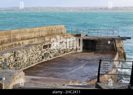 St Ives, Cornwall Blick über ein azurblaues Meer nach Hayle auf dem South West Coastal Path. Stockfoto